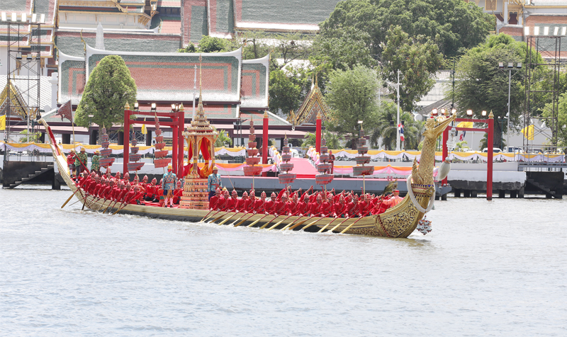 บุษบกเรือพระที่นั่งสุพรรณหงส์ ทิพยวิมานอัญเชิญผ้าพระกฐิน