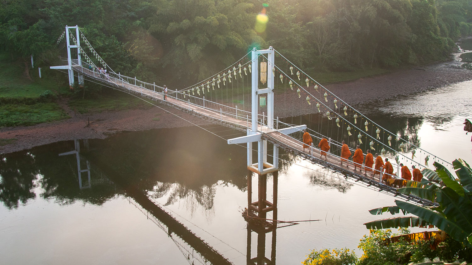 แสงแรก สายน้ำ ศรัทธา ‘ทองผาภูมิ’